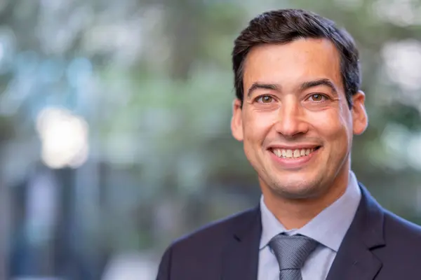 Urologic surgeon Dr. Jonathan Fainberg, in a suit and tie, treats people with prostate cancer in NYC. 
