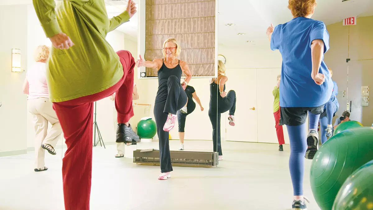 Donna Wilson conduce una clase de gimnasia en el Centro de Medicina Integral Bendheim