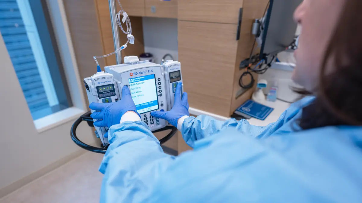 A nurse in protective clothing with a chemotherapy unit at an MSK infusion site. 
